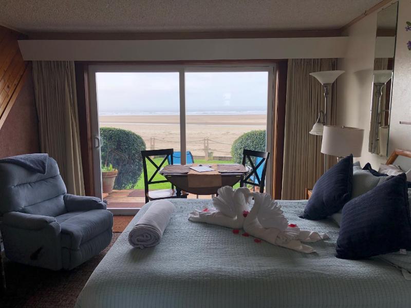 Deluxe Suite with Sea View - No Pets Allowed image 2
