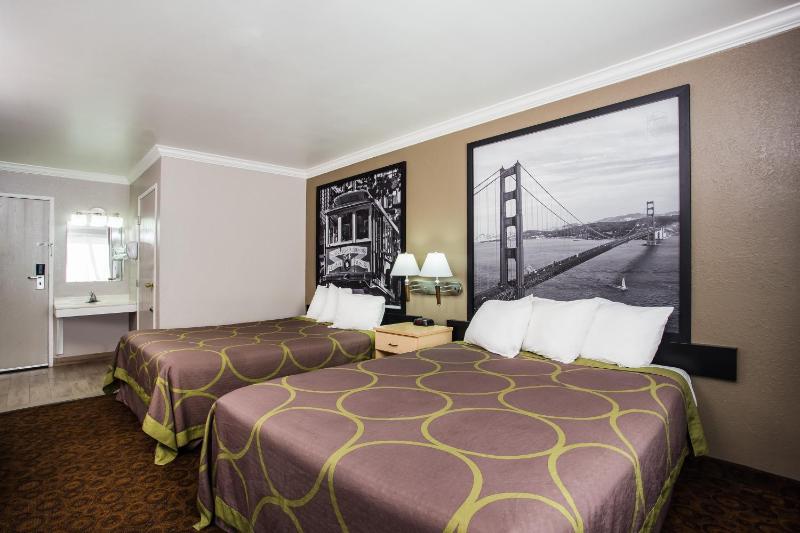 Queen Room with Two Queen Beds - Non-Smoking image 2