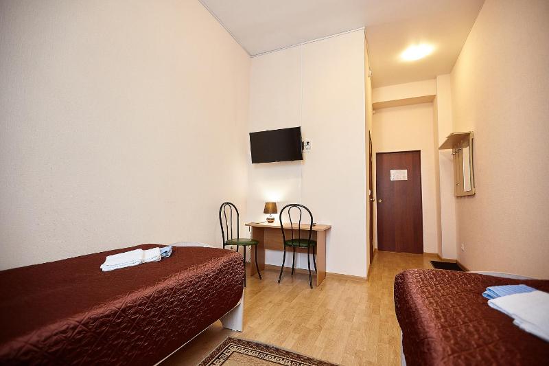 Twin Room with Bathroom image 3