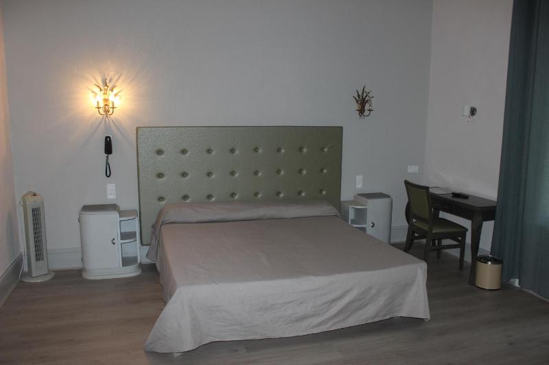 Deluxe Double or Twin Room image 3
