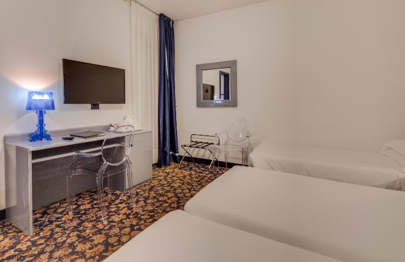 Economy Triple Room image 4