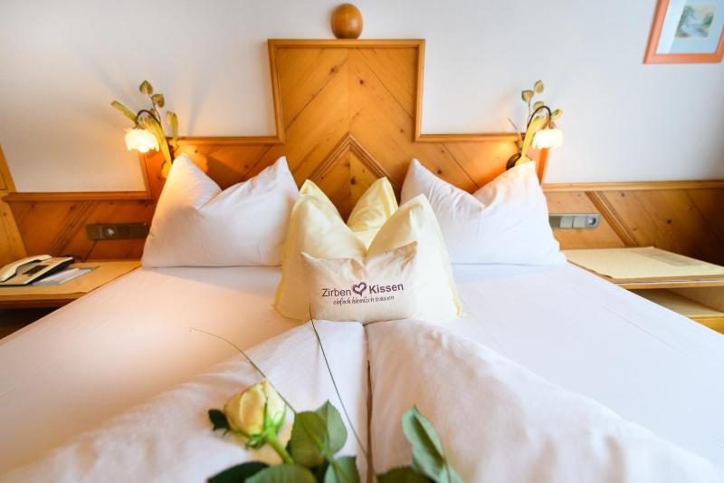 Deluxe Double Room with Balcony image 4