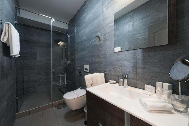 Suite with Sea View image 2