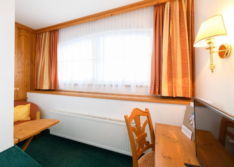 Large Single Room image 4