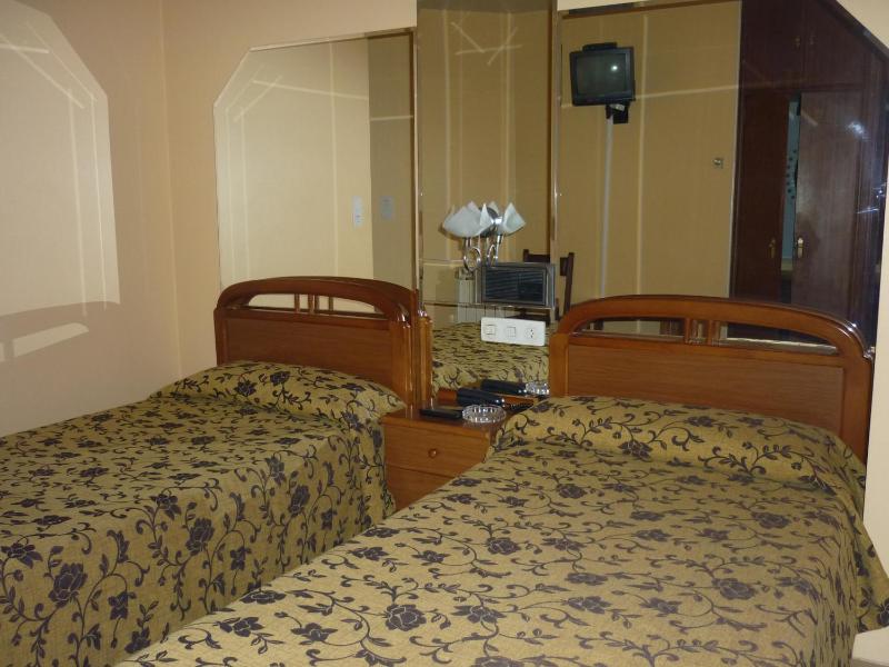 Twin Room image 4