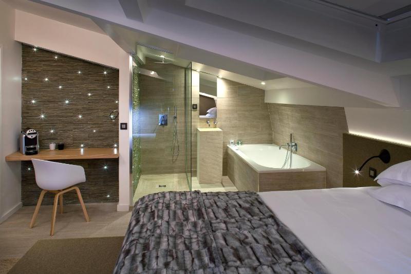 Deluxe Double Room image 3