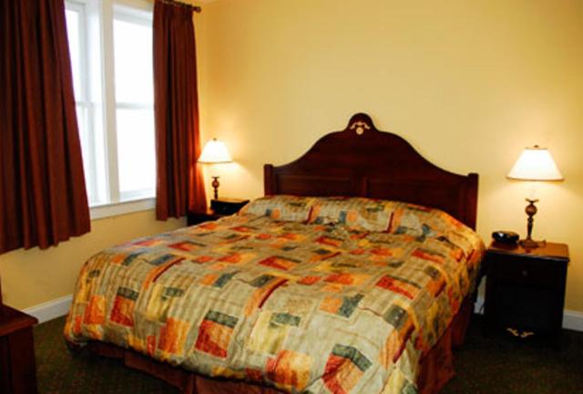Deluxe Three-Bedroom Condo image 3