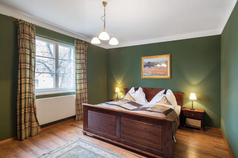 Family Room image 4