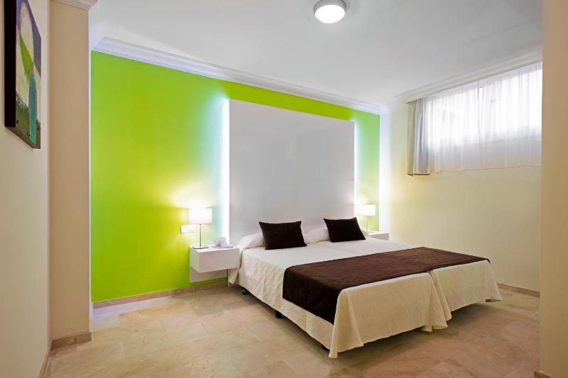 One-Bedroom Apartment (3 Adults + 1 Child) image 4