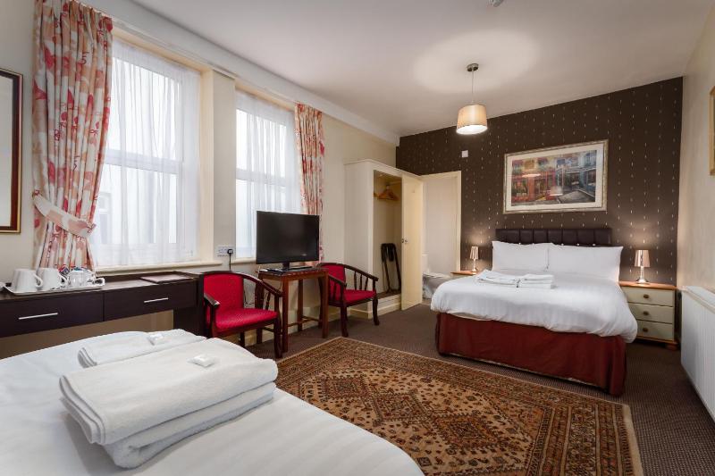 Superior Twin Room image 4