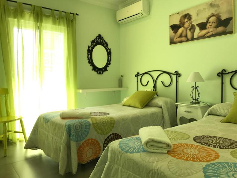 Twin Room with Bath image 3