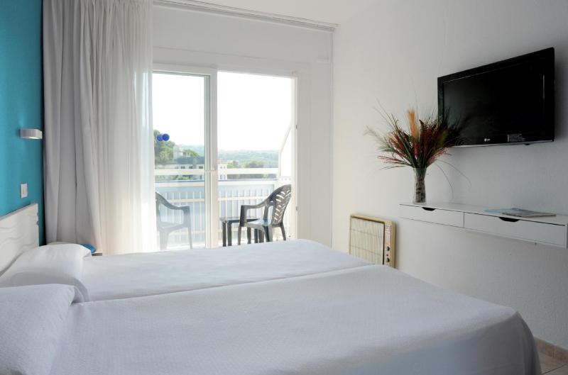 Double or Twin Room (2 Adults + 1 Child) image 1
