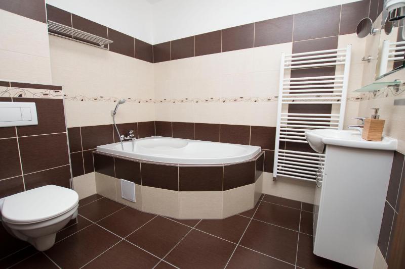 Deluxe Queen Suite image 3