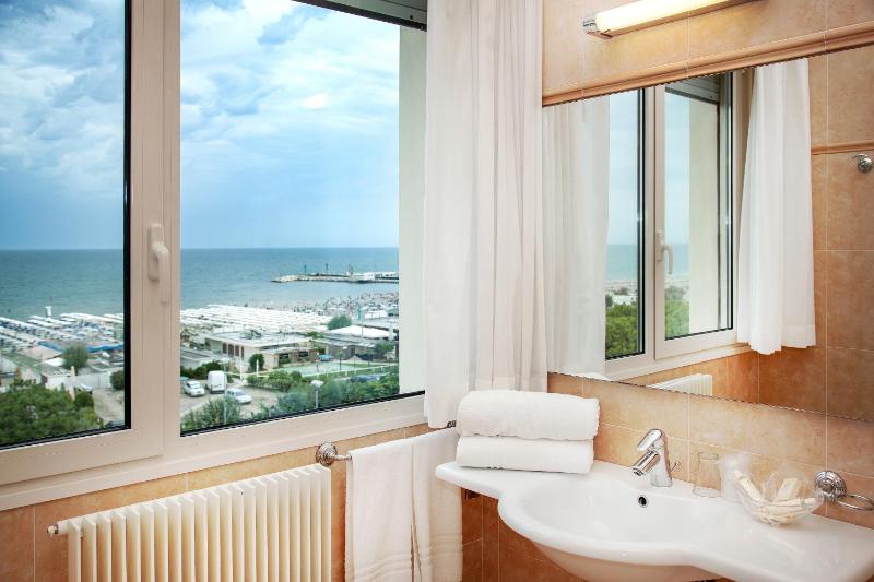 Superior Triple Room image 3