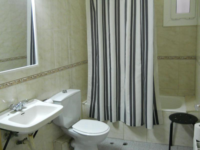 Economy Double Room with Shared Bathroom image 3