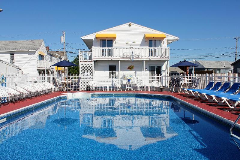Deluxe Double Room with Balcony image 3