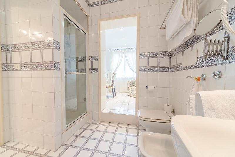 Suite with Spa Bath image 4