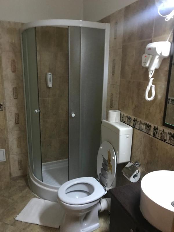 Apartment With Shared Bathroom image 2