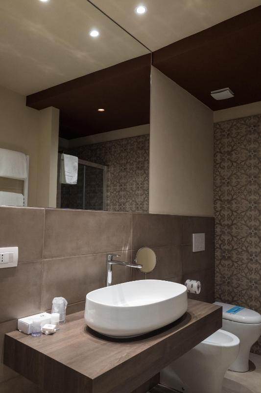 Deluxe Double Room with City View image 3