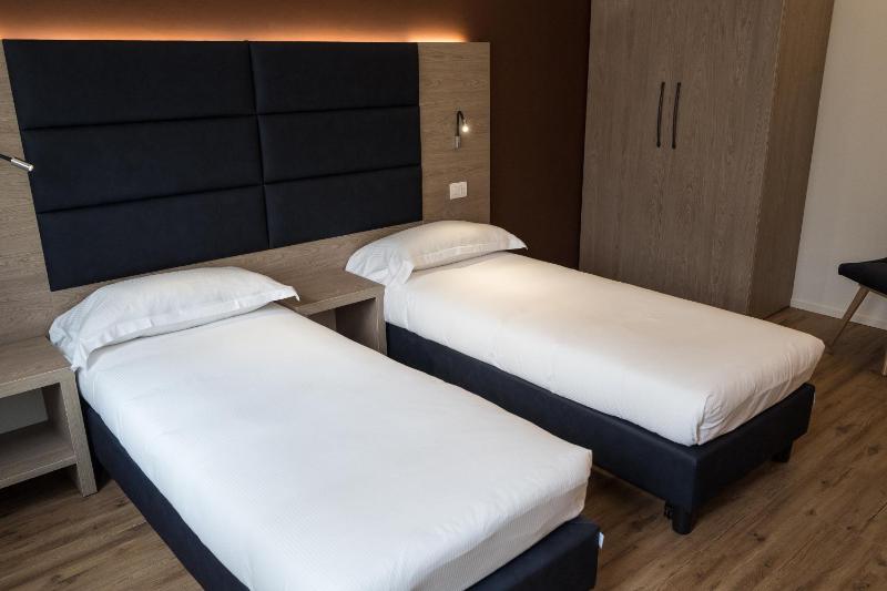 Double Room image 3