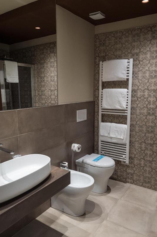 Deluxe Double Room with City View image 2