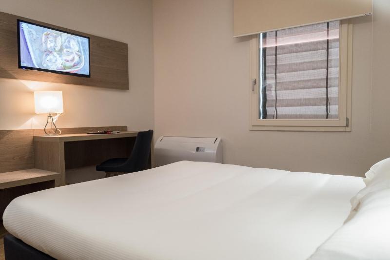 Deluxe Double Room with City View image 4