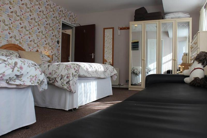 Double Room image 3