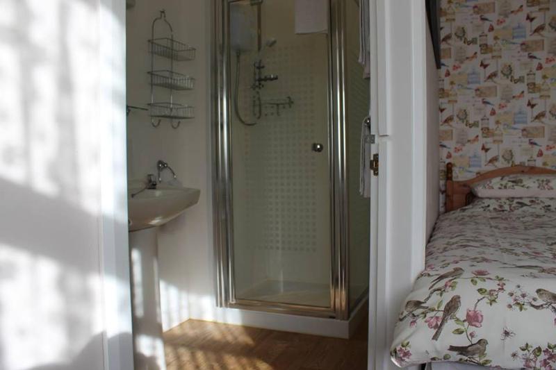 Double Room image 4