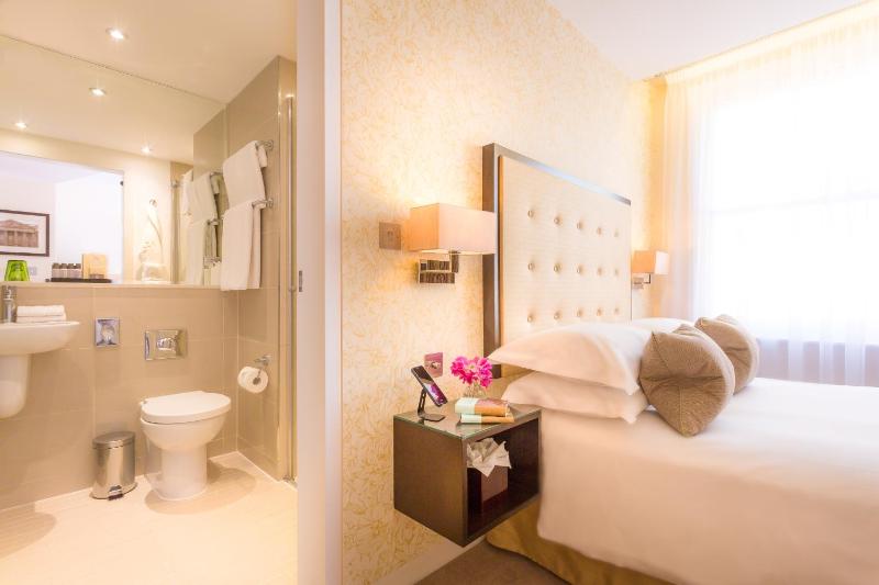 Petite Double Room image 1