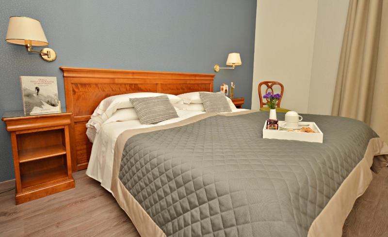 Double or Twin Room image 3