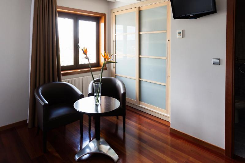 Double or Twin Room image 4