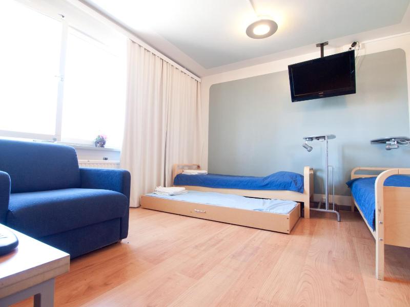 Standard Triple Room with Shared Bathroom image 2