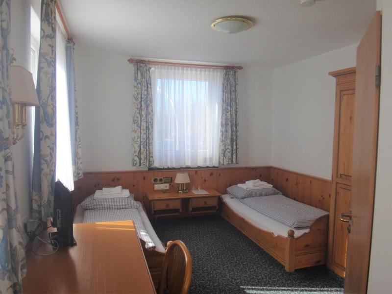 Standard Twin Room image 3