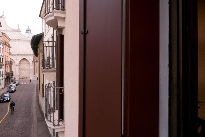 One-Bedroom Apartment image 2