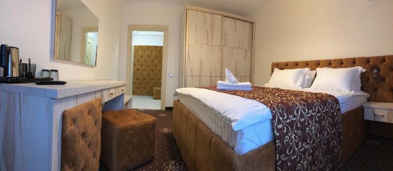 Double Room with Balcony image 4