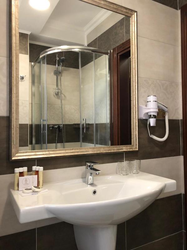 Twin Room with Balcony image 3