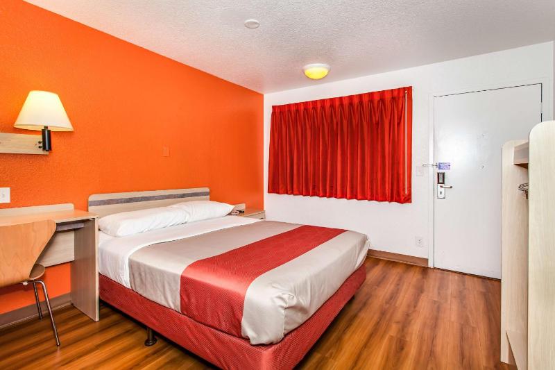 Queen Room image 3