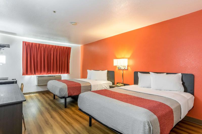 Queen Room with Two Queen Beds - Non-Smoking image 1