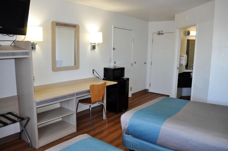 Queen Room with Two Queen Beds - Non-Smoking image 2