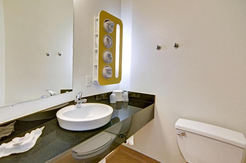 Quadruple Room - Disability Access - Non-Smoking image 4