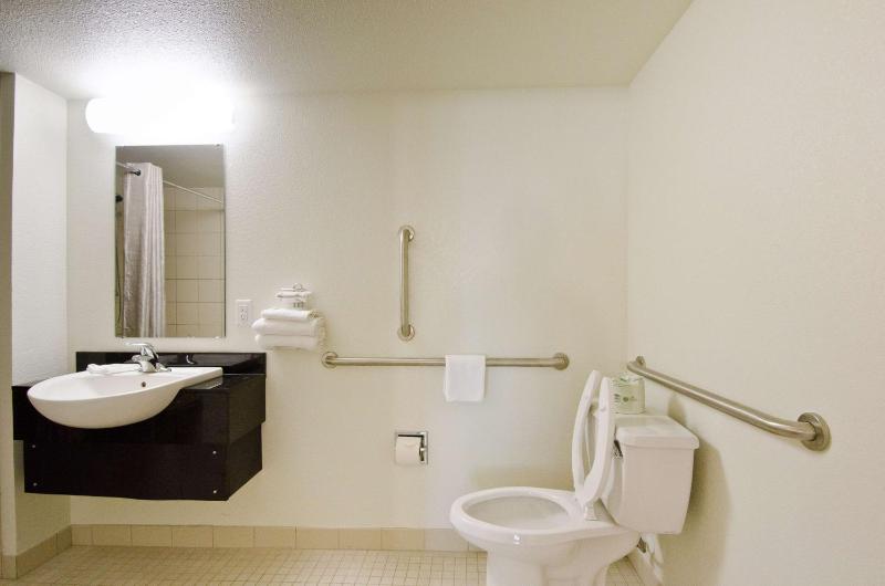 King Room - Disability Access - Non-Smoking image 2