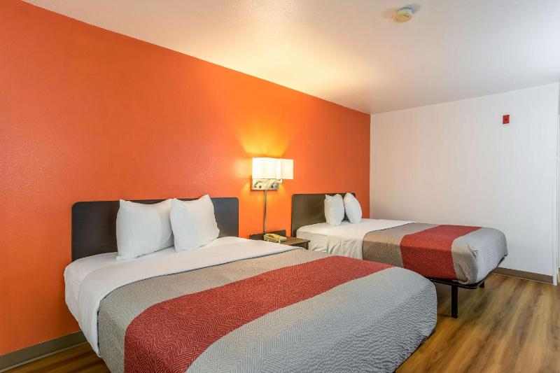 Queen Room with Two Queen Beds - Non-Smoking image 2