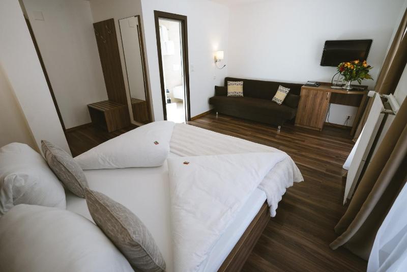 Corner Room with Balcony image 3