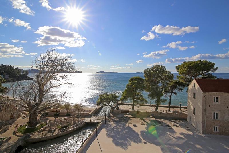 Deluxe Room with Balcony and Sea View image 3