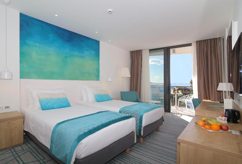 Deluxe Room with Balcony and Sea View image 1