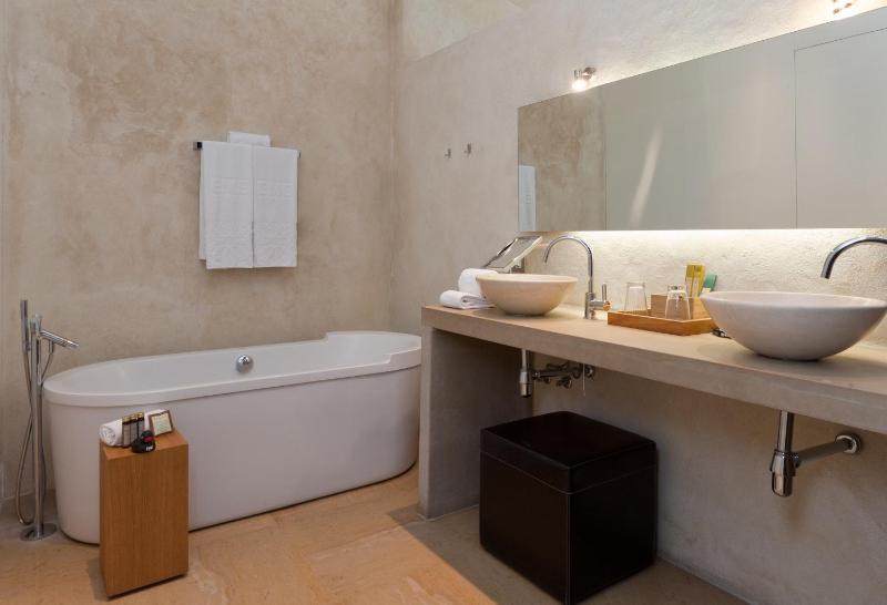 Junior Suite with View image 2