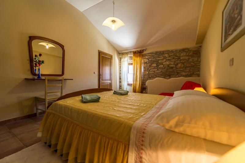 One-Bedroom Apartment image 4