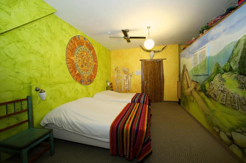Family Room image 4