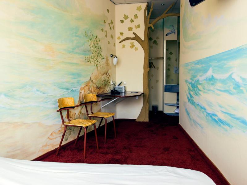Basic Double Room image 3