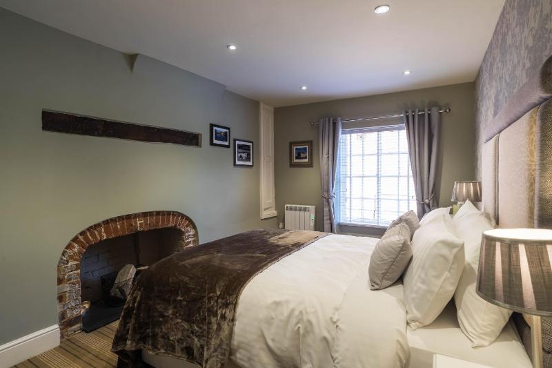 Deluxe Double Room with Bath image 3